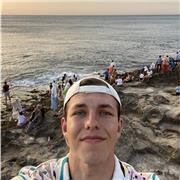 Profesor joven de física especializado en el trato con alumnos de ESO y Bachillerato preparado para impulsar sus notas